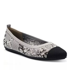 Vince Camuto Femillie Snake Print Women's Flats. Size 10